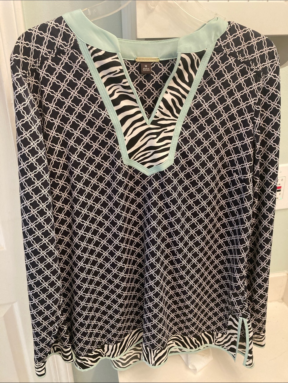 Dana Buchman Navy & Mint Geometric Long Sleeve V-Neck Top